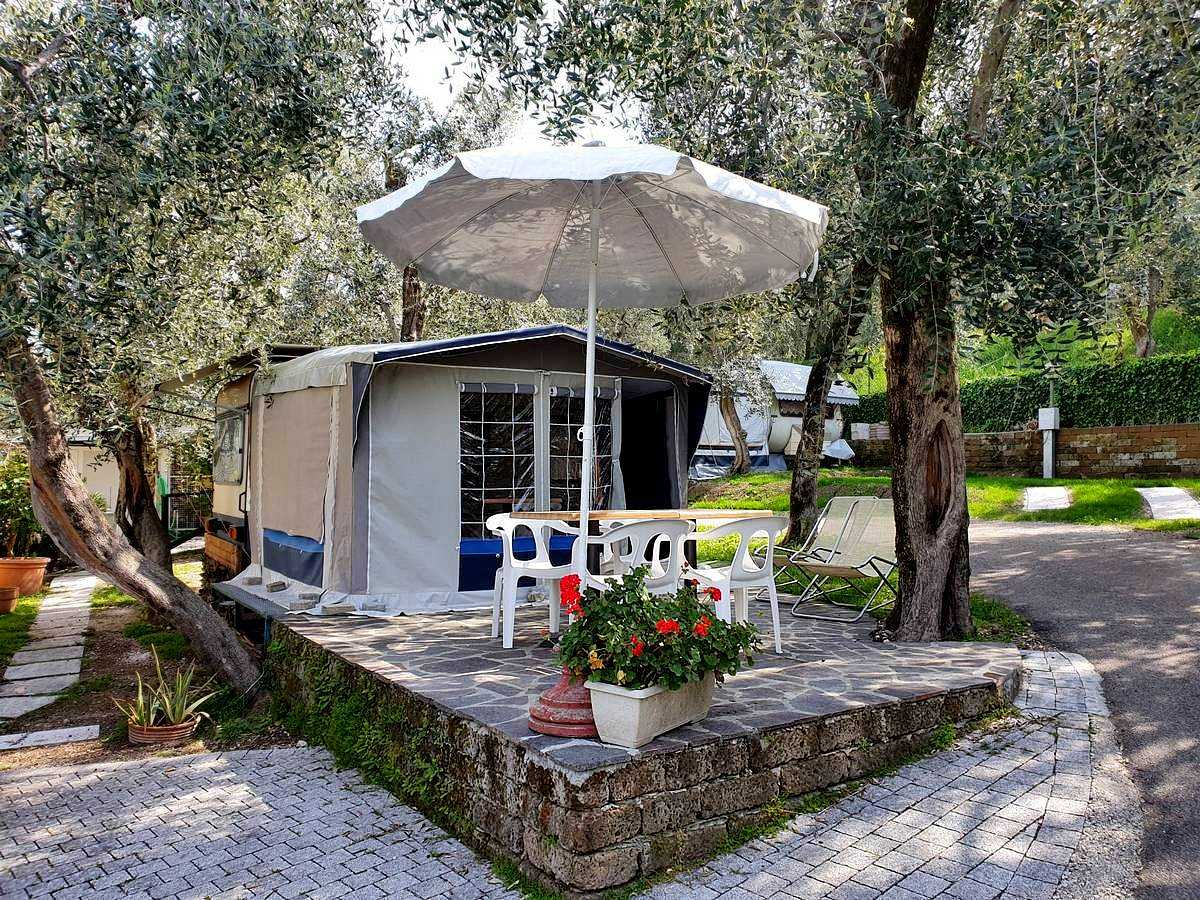 Caravan con veranda "Pizzini" in affitto al camping Le Maior