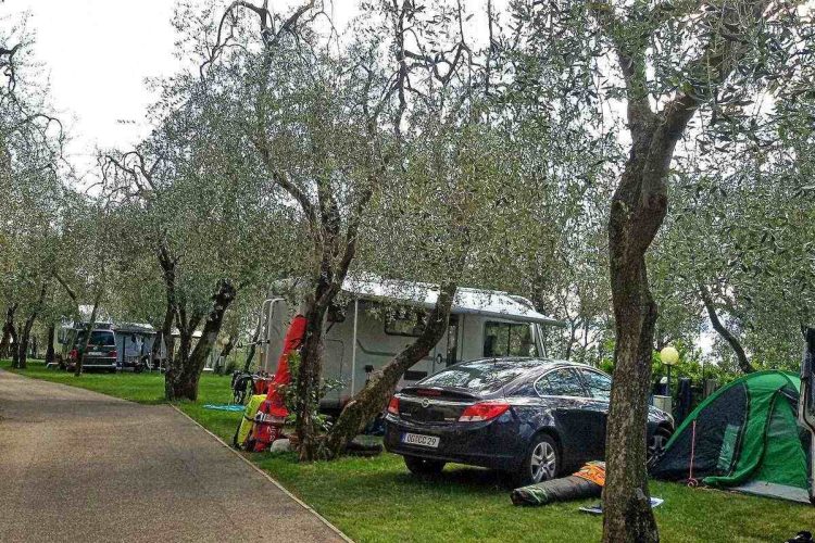 camping-gardasee-brenzone-sul-garda-le-maior-piazzole-camper-02