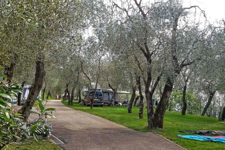 camping-gardasee-brenzone-sul-garda-le-maior-piazzole-camper-03