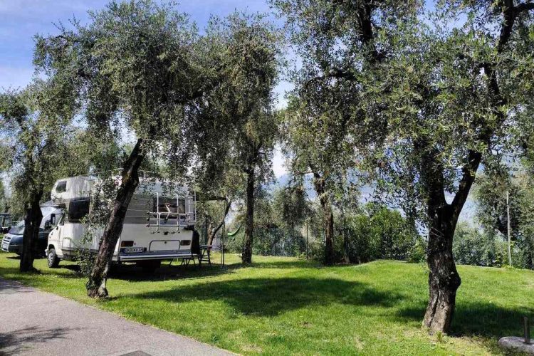 camping-gardasee-brenzone-sul-garda-le-maior-piazzole-camper-06