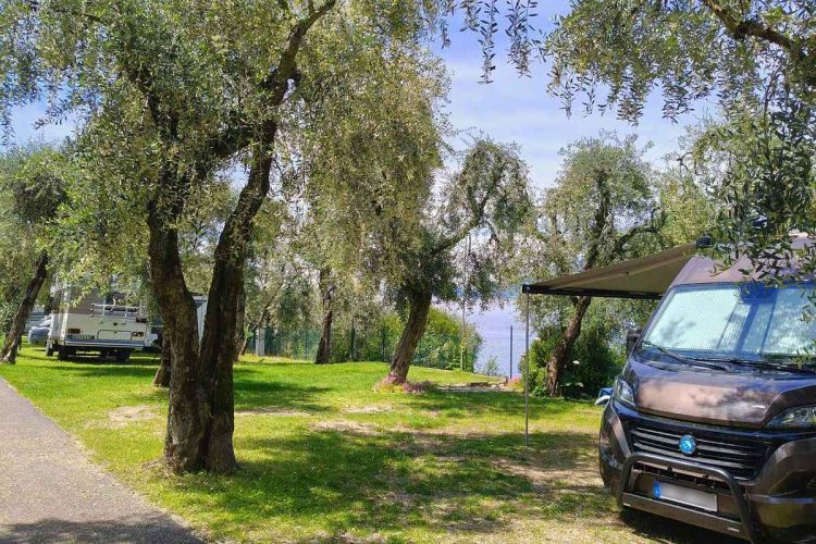 camping-gardasee-brenzone-sul-garda-le-maior-piazzole-camper-07
