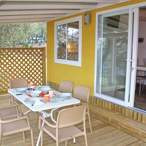 mobilheim-camping-gardasee-castelletto-lemaior-peler3-terrasse-02