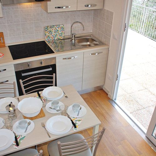 mobilheim-camping-gardasee-castelletto-lemaior-terrazza-04