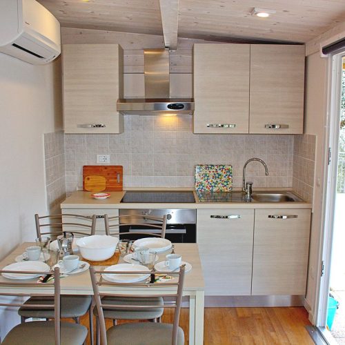 mobilheim-camping-gardasee-castelletto-lemaior-terrazza-05