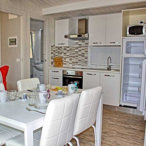 mobilheim-gardasee-5-personen-ess-wohnecke-01