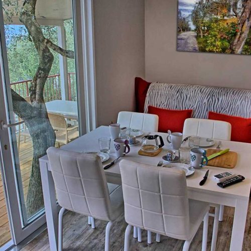 mobilheim-gardasee-5-personen-ess-wohnecke-05