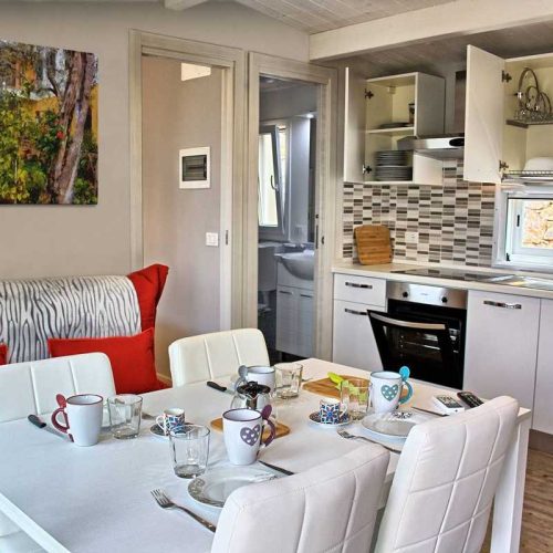 mobilheim-gardasee-5-personen-ess-wohnecke-06