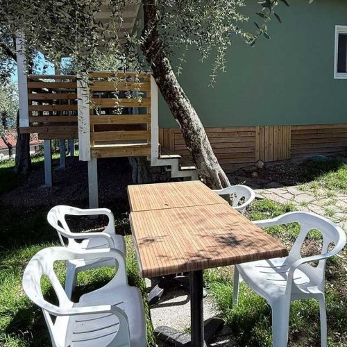 mobilheim-gardasee-mit-seeblick-in-brenzone-haus-ciano1-garten